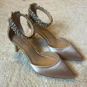 Jewel Badgley Mischka Raleigh nude/champagne heels. Never worn.